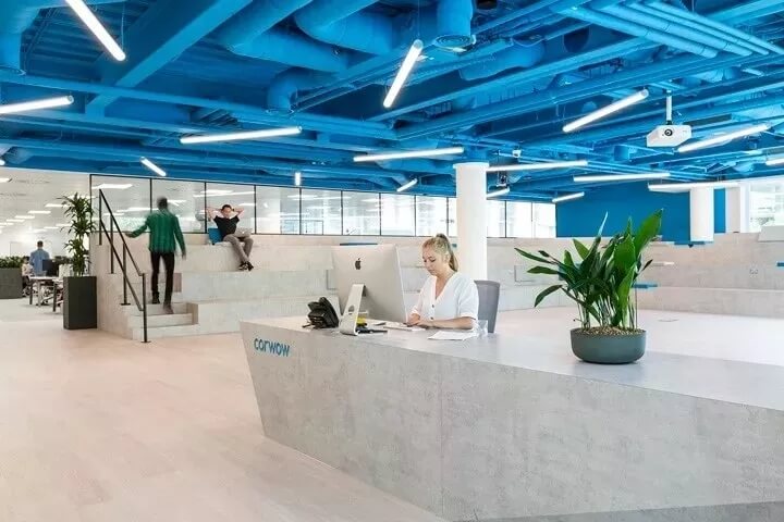 浸在藍色的湖泊里 英國汽車(chē)在線(xiàn)交易平臺Carwow總部 | ThirdWay Interiors